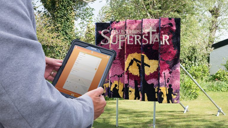 man met ipad bij mozaiek
